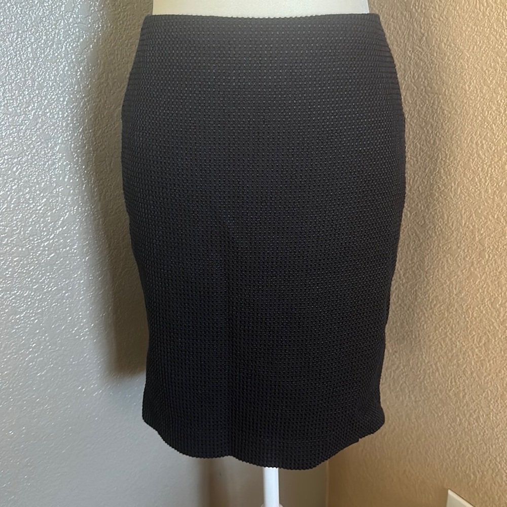 Size 0 - Ann Taylor - black textured pencil skirt with lining.